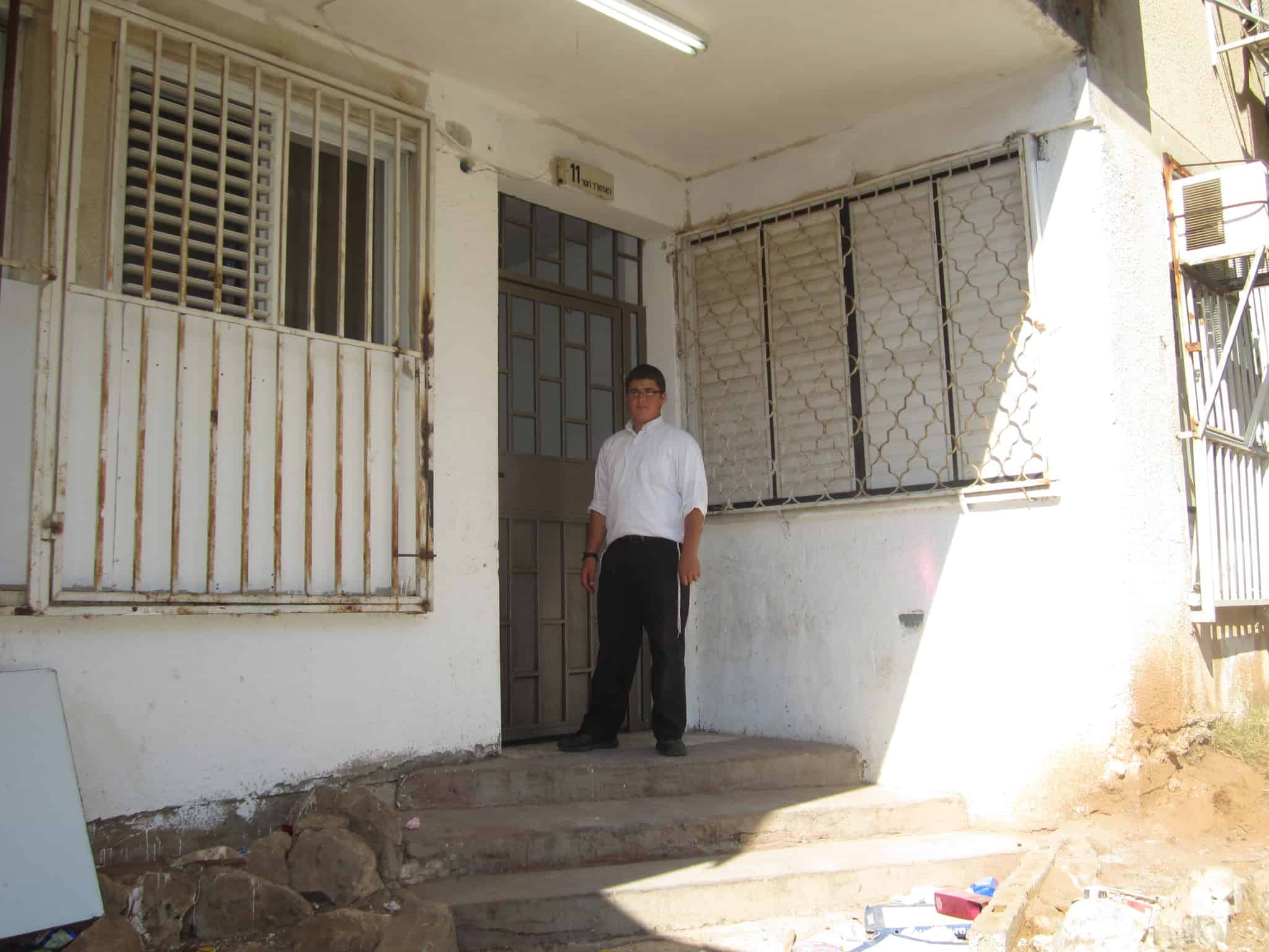 Mordechai Eliyahu at the entrance to Be'er Yisrael